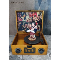 carillon innamorati, rock and roll swing coppia ballerini con scenario anni 50. giradischi in legno artigianale