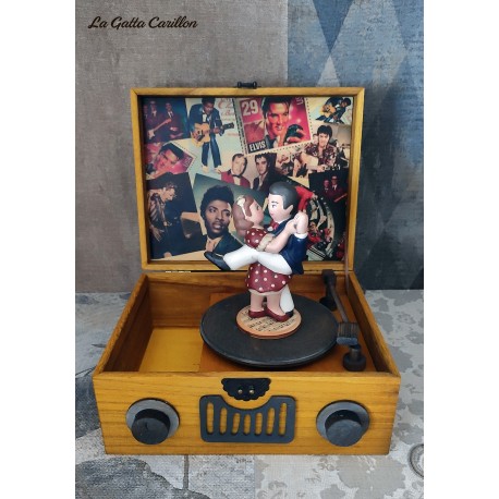 carillon innamorati, rock and roll swing coppia ballerini con scenario anni 50. giradischi in legno artigianale