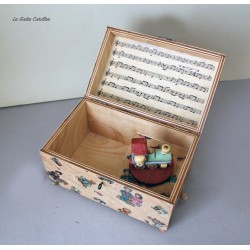 Carillon portagioie a bauletto con giocattolo girevole: trenino. Carillon artigianale per neonati e bambini. regalo nascita