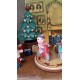  carillon di natale con bambini e albero di natale. carillon natalizio. Carillon in legno luminoso