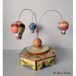 carillon da collezione per bambini in legno e ceramica 3 mongolfiere regalo battesimo nascita4
